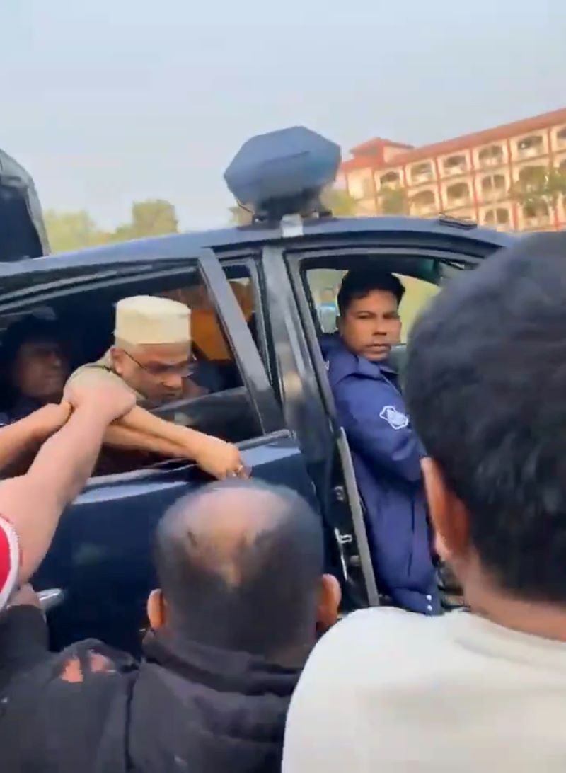 পুলিশের কাছ থেকে আ. লীগ নেতাকে ছিনতাইয়ের ঘটনায় মামলা; আটক ১৬